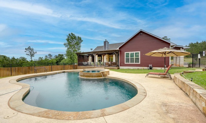 Bastrop Casa | Pool & Hot Tub in Sunny Smithville Getaway!