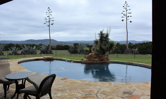 Bandera Casa | Piscina, jacuzzi, increíbles vistas, estanque de pesca abastecido y capacidad para 18!