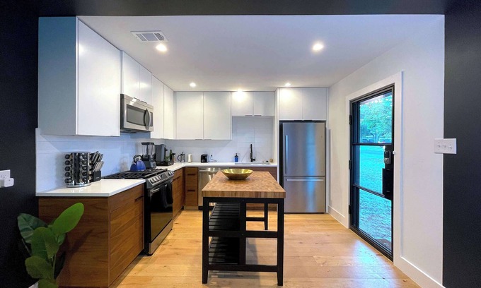 MLK Casa | Pool + Hot Tub + 7BR 6th Street - 6 min Drive