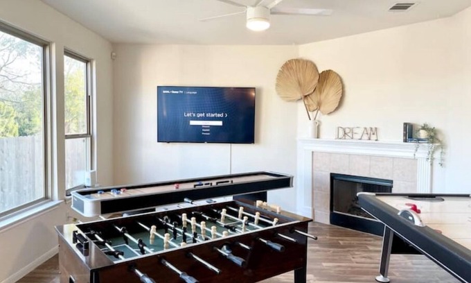 Pflugerville Casa | Pool/hot tub LUXE HUGE 4Rrms 10Beds Game rm near Kalahari!