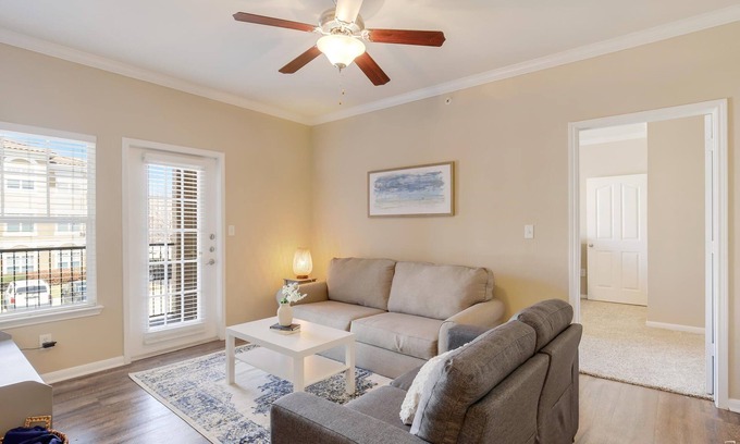 The Colony Apartamento | Pool & Hot Tub! Minutes from Andretti's and COSM - Near The Star & Legacy West!