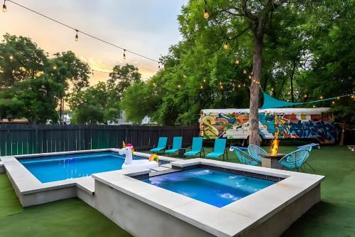 Govalle Casa | Pool Hot Tub School Bus - Downtown 5 min drive