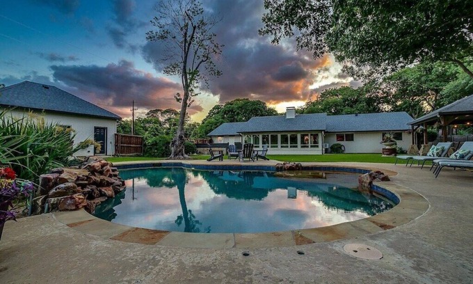 Keller Casa | Pool, Hot Tub, Veranda, 1 Acre w/ mature Tree’s