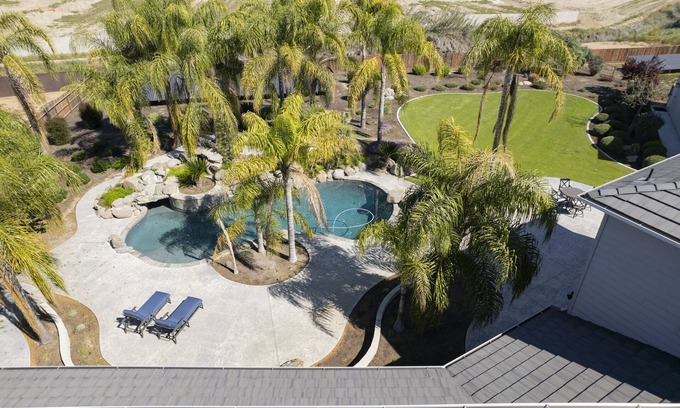 Porterville Casa | Pool House at the Sequoia Mansion