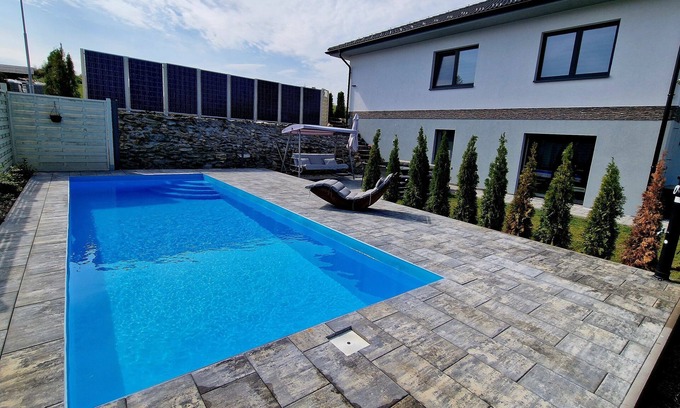 Zajickov Casa | Pool House La Perla