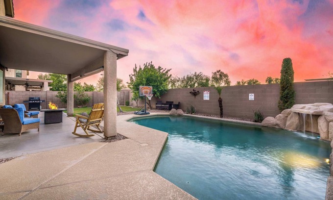 Peoria Casa | POOL, King Bed, Grill, Pool Table