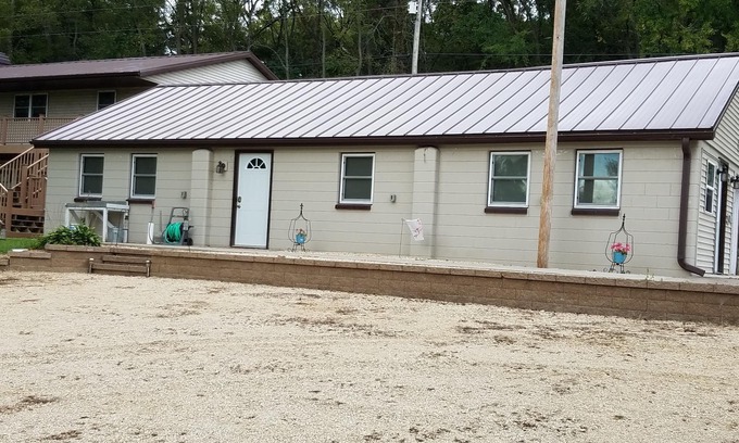Ferryville Cabina | Pool Nine Bunkhouse.