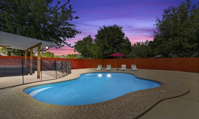West San Antonio Casa | Pool Oasis by Seaworld | 5 Bedrooms | Game room