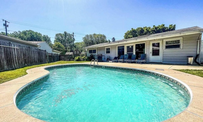 Huron Casa | POOL OPEN! 15 Minutes to Cedar Point