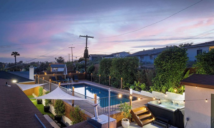 Valencia Park Casa | Pool & Palmz|Hot Tub|Fire Pit|Chefs Kitchen|6 beds
