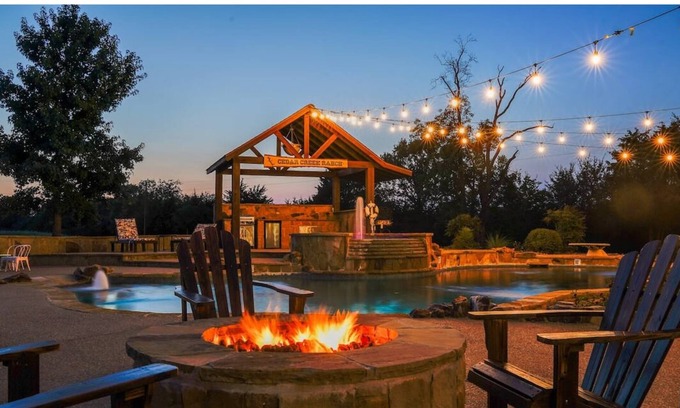 Kemp Casa | Pool,Pickle ball Courts , Sleeps Lrg Grp, Hot tub , Sauna Minutes from Lake