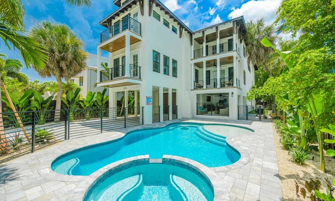 Saint Armands Key Casa | ¡CASA NUEVA! Capacidad para 21 personas - Piscina privada climatizada a poca distancia de St. Armand's!