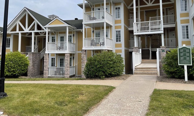 Oro-Medonte Complejo | pool/ sauna/ hotube/ Horseshoe valley, vetta spa,, golf , hiking etc Oro-Medonte