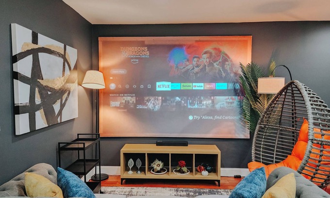 Center City Apartamento | Pool Table/5 King Beds/2 Free Driveway Parking