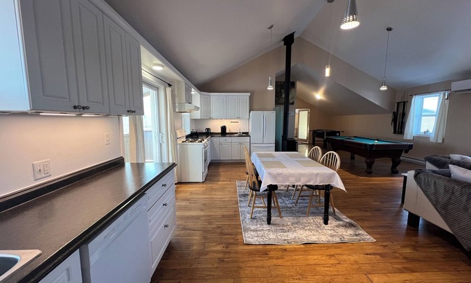 Fredericton Apartamento | Pool Table, Foosball & Darts!