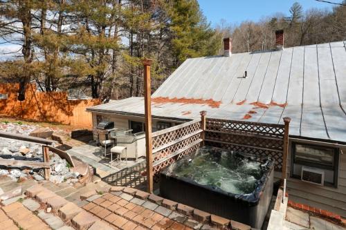 Spottswood Casa | Pool-Table-Hot Tub-Fire Pit