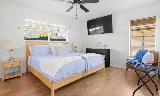 South Side Casa | Pool Table+King Bed+BBQ+GYM+ChalkWall+Horseshoes+ArcadeGames+Pancakes+Coffee