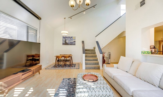 Barton Hills Condominio | Pool & Trail Access On-Site: Barton Creek Condo!
