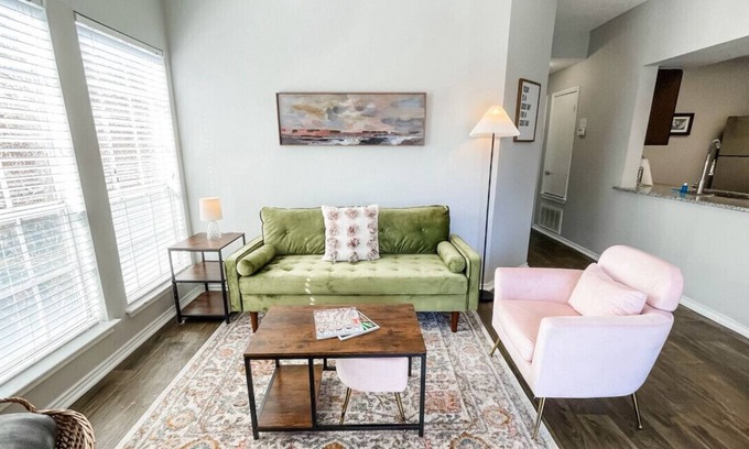 South Side Condominio | Pool View Escape - Near Shops & Dining