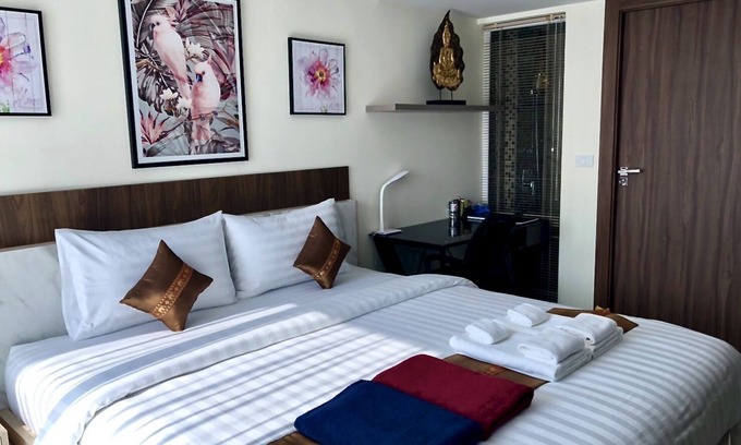 Central Pattaya Condominio | Pool View Luxury Business Suite F7 en Grand Avenue por Pattaya City Estates