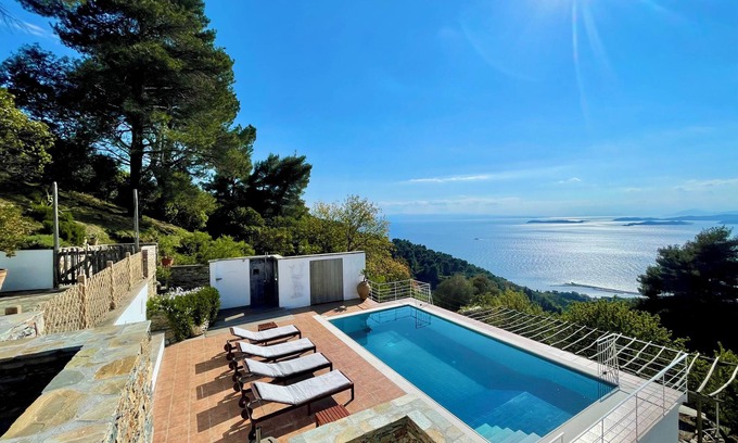 Glossa Villa | Su acogedora villa de vacaciones con piscina, jardines y unas vistas encantadoras!
