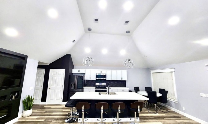 Pooler Casa | PoolerBnB, Spacious Modern Getaway near Savannah!