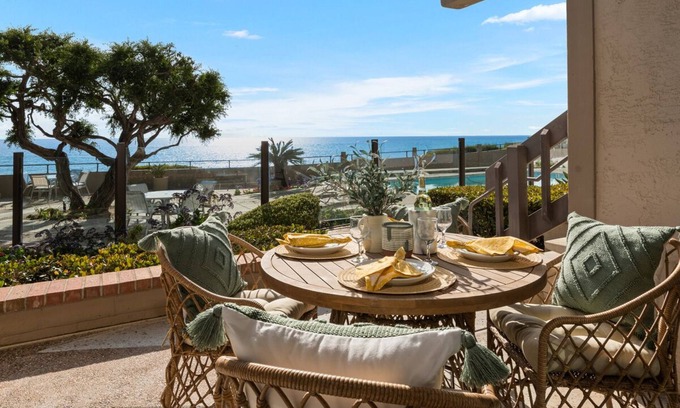 Solana Beach Condominio | Poolside and Beachfront Remodeled Close to Everything!