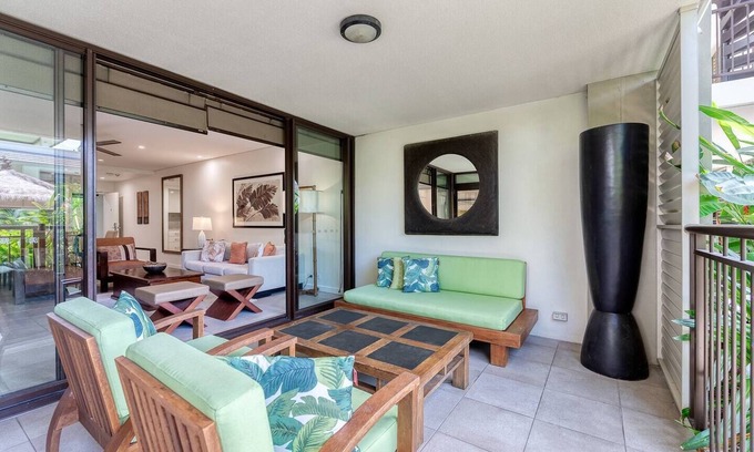 Port Douglas Complejo | Poolside at Temple Resort A Lush Tropical Escape