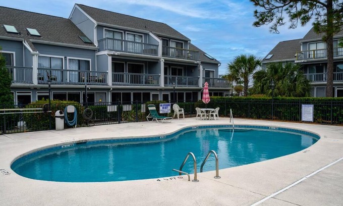 Surfside Beach Apartamento | Poolside Condo in Surfside Beach