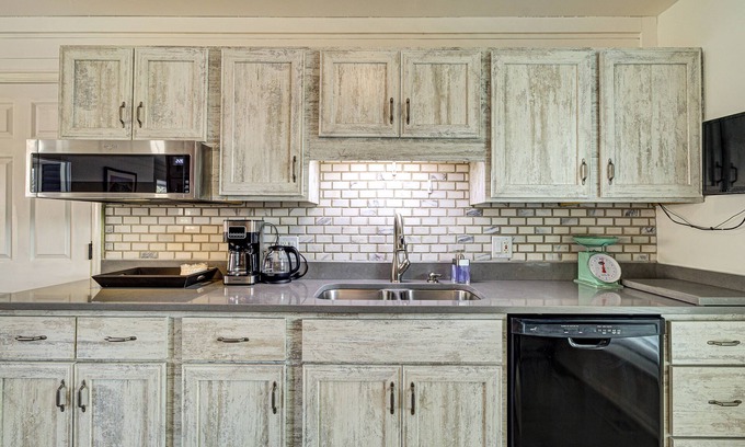 Wilmington Casa | Poolside Delight: 3 BR, 2 BA House in Wilmington, Sleeps 8