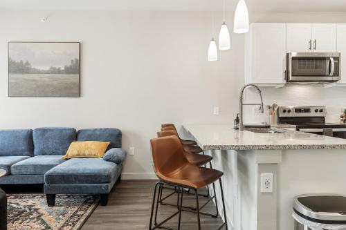 Windsor Park Apartamento | Poolside Luxury 1BR w Private Patio