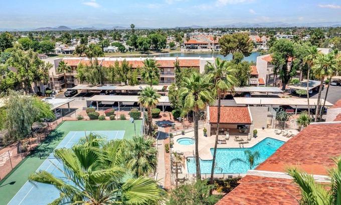 Desert Shores Apartamento | Poolside Luxury, Ground Level, 3 Bedroom Condo