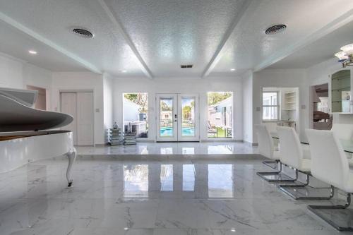 Bay Area Casa | Poolside Opulence Tennis and HotTub