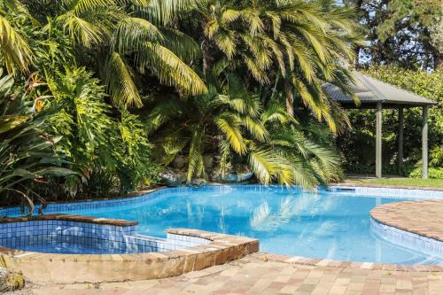 Rosebud Casa | Poolside Palms Oasis