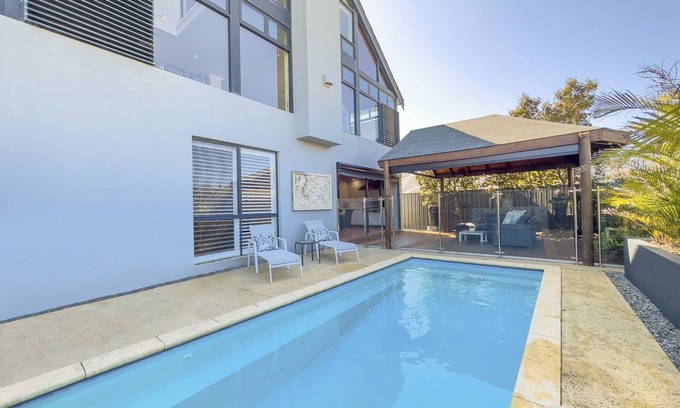 Doubleview Casa | Poolside Paradise 3 km to Scarborough Beach