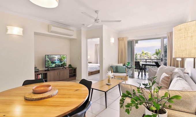 Westcourt Apartamento | Poolside Paradise Cairns - 9 Pools, BBQ & Gym