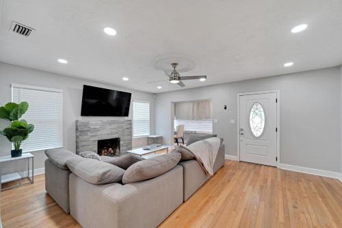 Greater Woodlawn Casa | Poolside Paradise - Spacious - Peaceful Patio