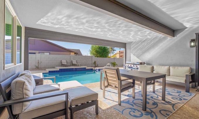 Villa De Paz Casa | Poolside Patio | Close to Westgate | Dog Friendly