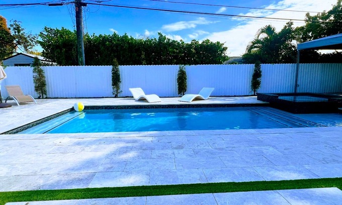 Ludlam Casa | Poolside Retreat Haven close to MIA Airport
