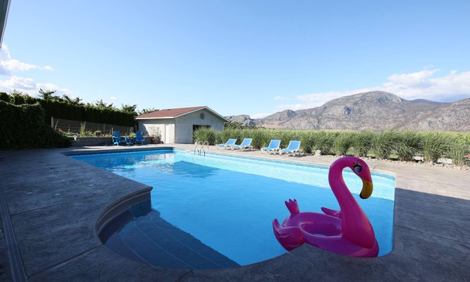 Okanagan-Similkameen Apartamento | Poolside Suite Surrounded by Vineyard & Orchard
