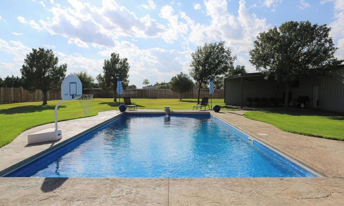 Wolfforth Casa | Poolside SW Vista Escape 6 Bedroom Just 20 Minutes to Tech