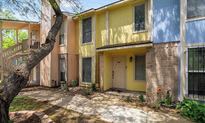 South Side Condominio | Poolside this Summer at Cozy Gardens Retreat