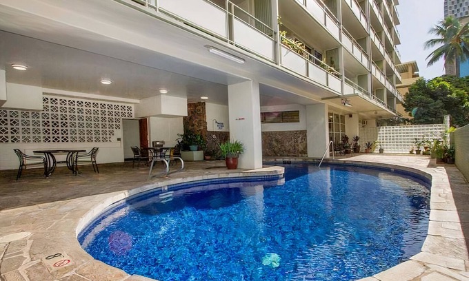 Waikiki Apartamento | Poolside Waikiki Retreat w/ AC, surfboard storage, walking distance to beach!