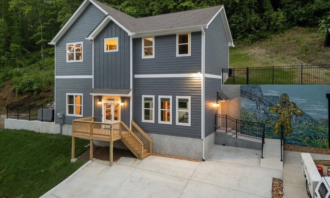 Red Bank Casa | Pop Art on Hedgewood 4BR Game Room Hot Tub Screened Porch 3 Min to Downtown