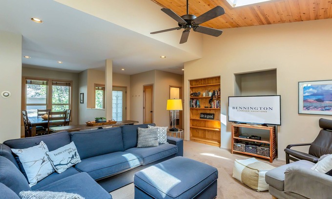Deer Park Casa | POPL15-Contemporary Sunriver Getaway | AC, Hot Tub