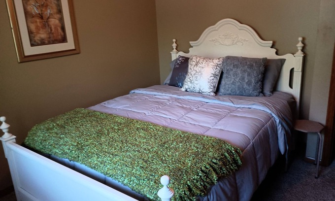 Lincoln Casa | Poplar Estate is a 3 bedroom, 3 bath house in a safe, friendly neighborhood.
