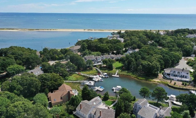 Popponesset Island Casa | Diseño personalizado y renovado Island Waterfront Ranch con Deepwater Dock