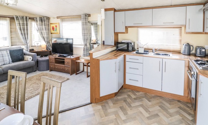 Tiddington Cabaña | POPPY LODGE, pet friendly, with a garden in Stratford-Upon-Avon