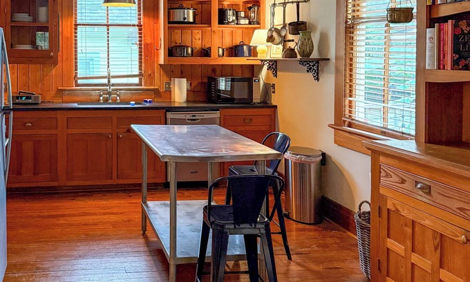 Beauregard Town Historic District Casa | Porch Swing & City Lights! Cozy home near LSU and Downtown