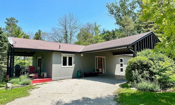 Meaford Casa | Porchside Retreat: Sauna and Treeline Backyard